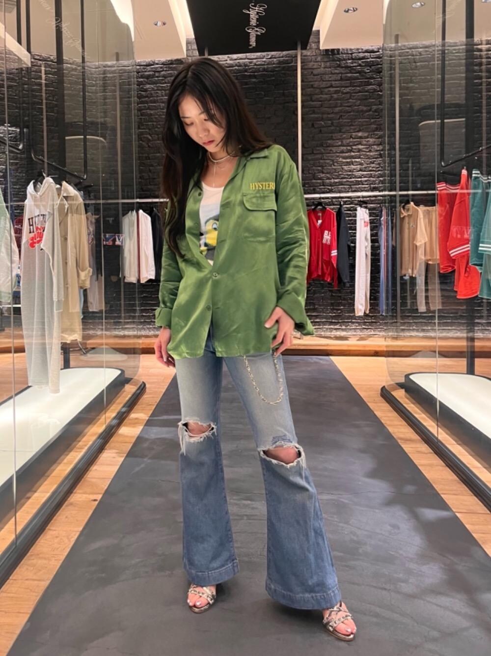 「デニム、フレアパンツ、ヒステリックグラマー、HYSTERIC GLAMOUR、シャツ 」｜「HYSTERIC GLAMOURのローライズフレアデニムパンツ（デニムパンツ、ブルー系）」を使った、Qさん（レディース・163cm）の夏コーディネートの1枚目の写真