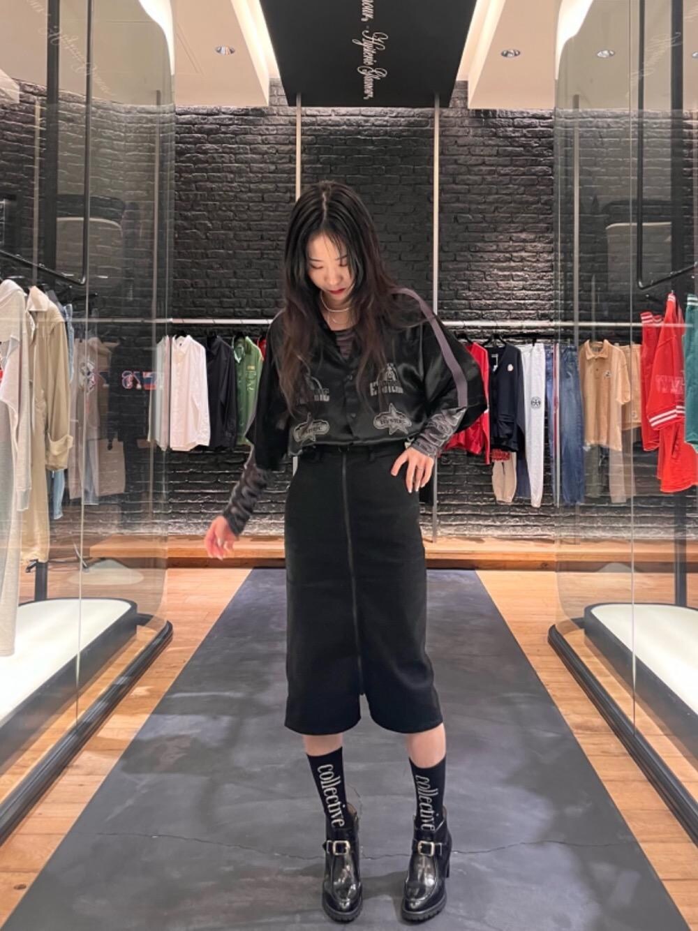 「ヒステリックグラマー、HYSTERIC GLAMOUR、シャツ 、スカート 」｜「HYSTERIC GLAMOURのフロントZIPタイトデニムスカート（デニムスカート、ブラック系）」を使った、Qさん（レディース・163cm）の夏コーディネートの1枚目の写真