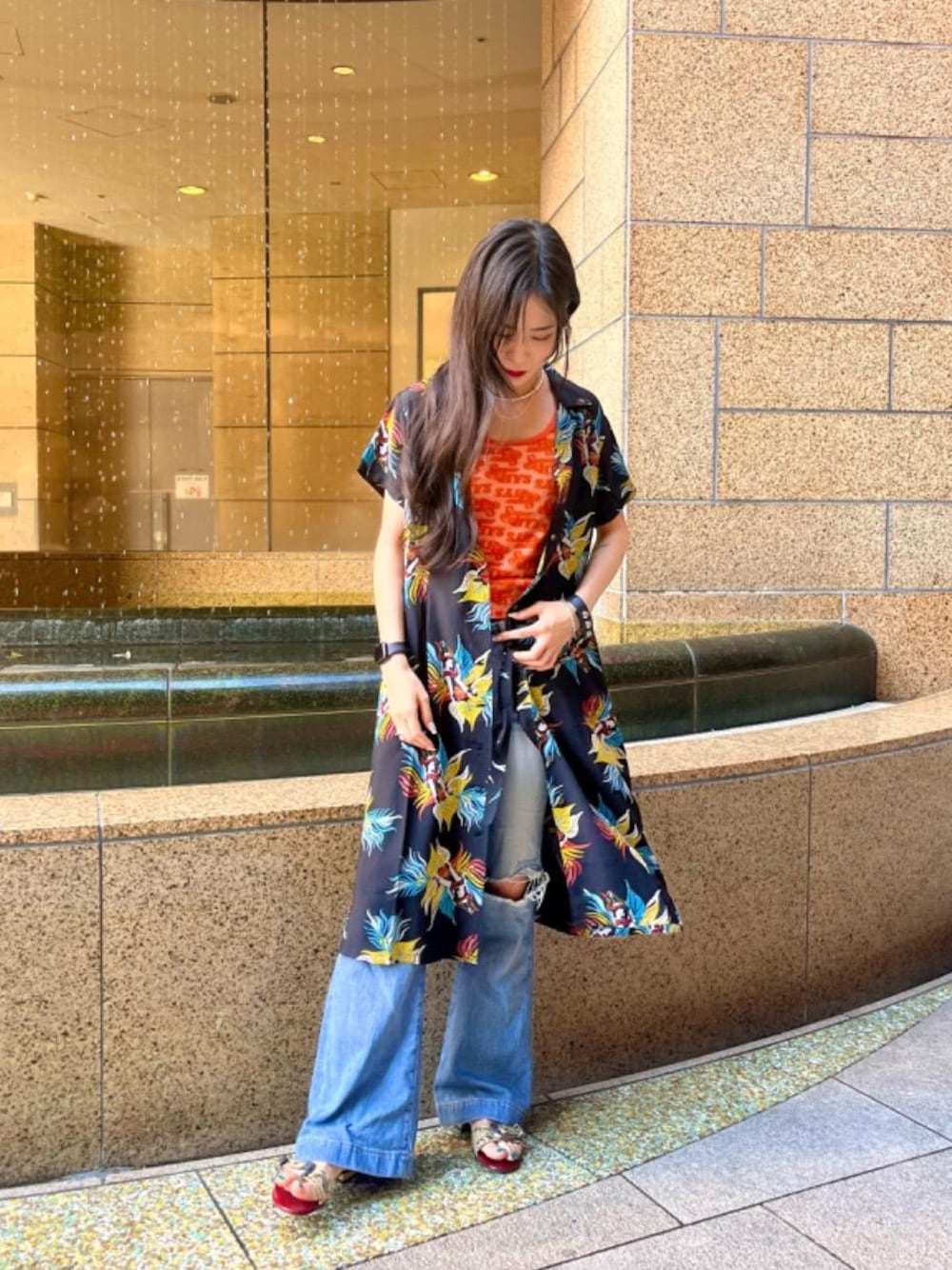 「デニム、フレアパンツ、ヒステリックグラマー、HYSTERIC GLAMOUR、ワンピ―ス」｜「HYSTERIC GLAMOURのローライズフレアデニムパンツ（デニムパンツ、ブルー系）」を使った、Qさん（レディース・163cm）の夏コーディネートの1枚目の写真