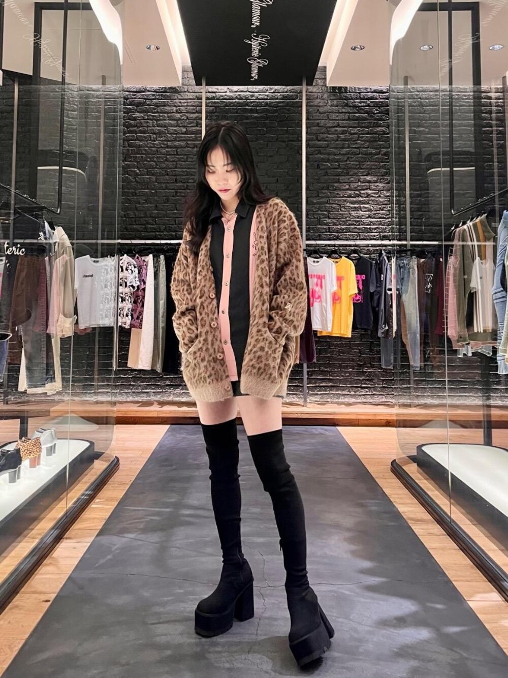 「カーディガン、ヒステリックグラマー、秋コーデ、HYSTERIC GLAMOUR、ニット 」｜「HYSTERIC GLAMOURの50’S MODERN刺繍 オープンカラーシャツ（シャツ/ブラウス、ブラック系）」を使った、Qさん（レディース・163cm）の秋コーディネートの1枚目の写真