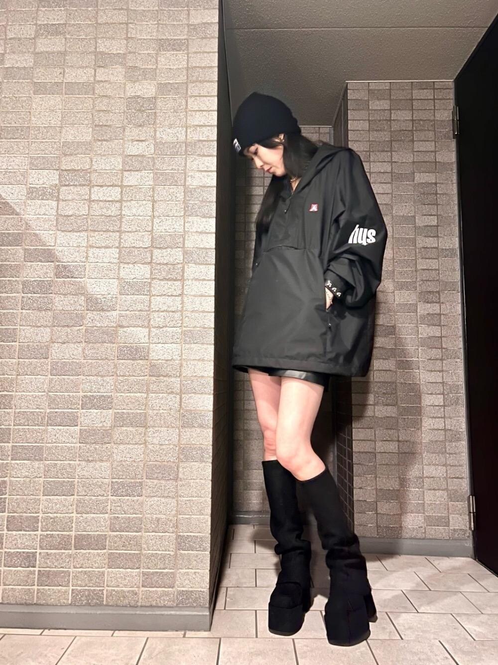 「ヒステリックグラマー、秋コーデ、HYSTERIC GLAMOUR」｜「HYSTERIC GLAMOURのHYSTERIC SERVICEワッペン ニットキャップ（ニットキャップ/ビーニー、ブラック系）」を使った、Qさん（レディース・163cm）の秋コーディネートの1枚目の写真
