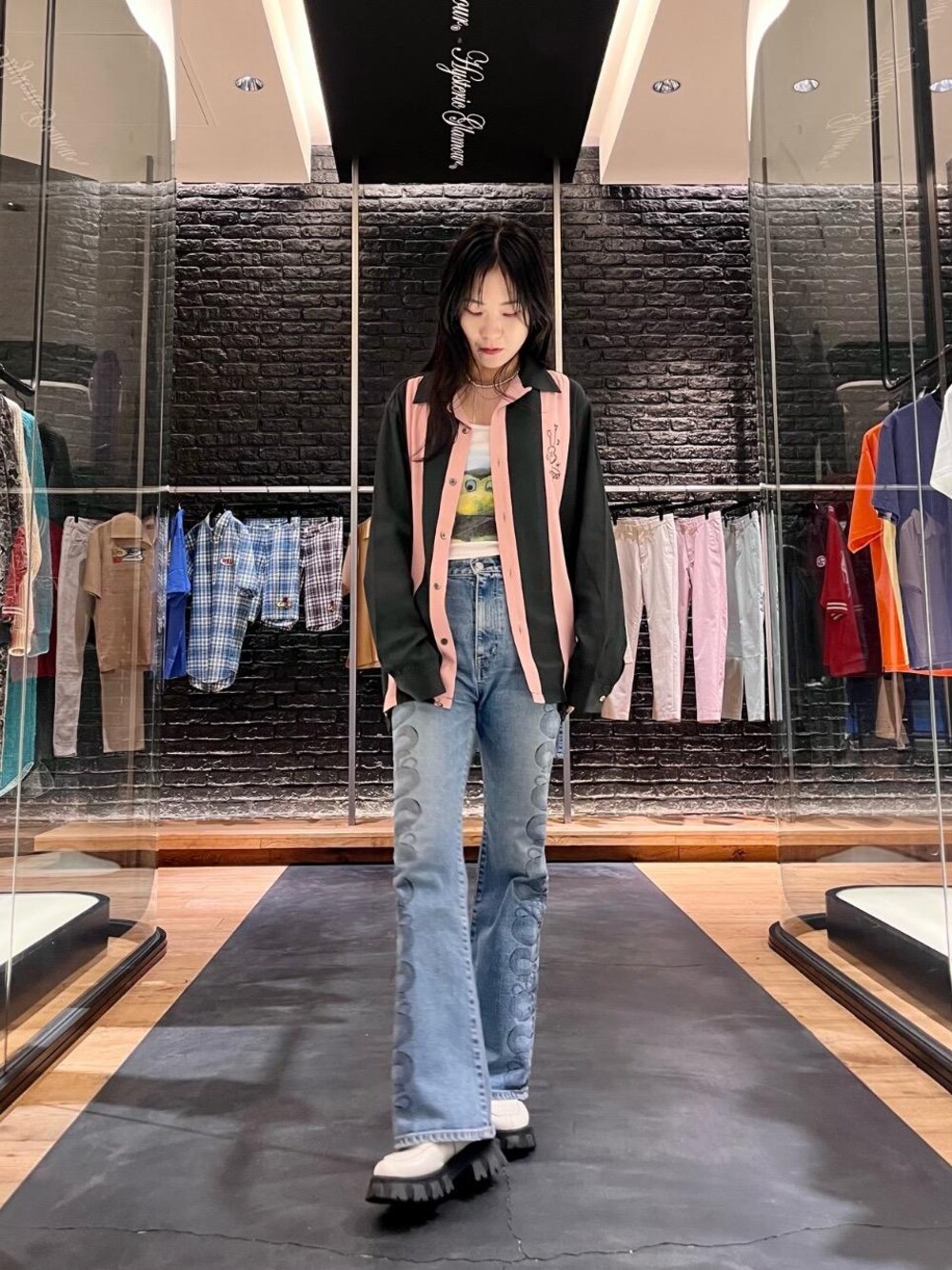 「デニム、フレアパンツ、ヒステリックグラマー、HYSTERIC GLAMOUR、シャツ 」｜「HYSTERIC GLAMOURの50’S MODERN刺繍 オープンカラーシャツ（シャツ/ブラウス、ブラック系）」を使った、Qさん（レディース・163cm）の秋コーディネートの1枚目の写真