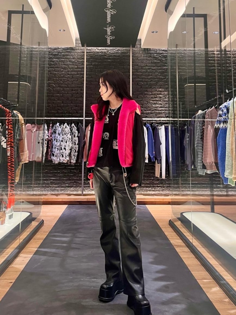 「ベスト、バックプリント、ヒステリックグラマー、HYSTERIC GLAMOUR」｜「HYSTERIC GLAMOURのHYSTERIC INC リバーシブルファーベスト（ベスト、ピンク系）」を使った、Qさん（レディース・163cm）の秋コーディネートの1枚目の写真