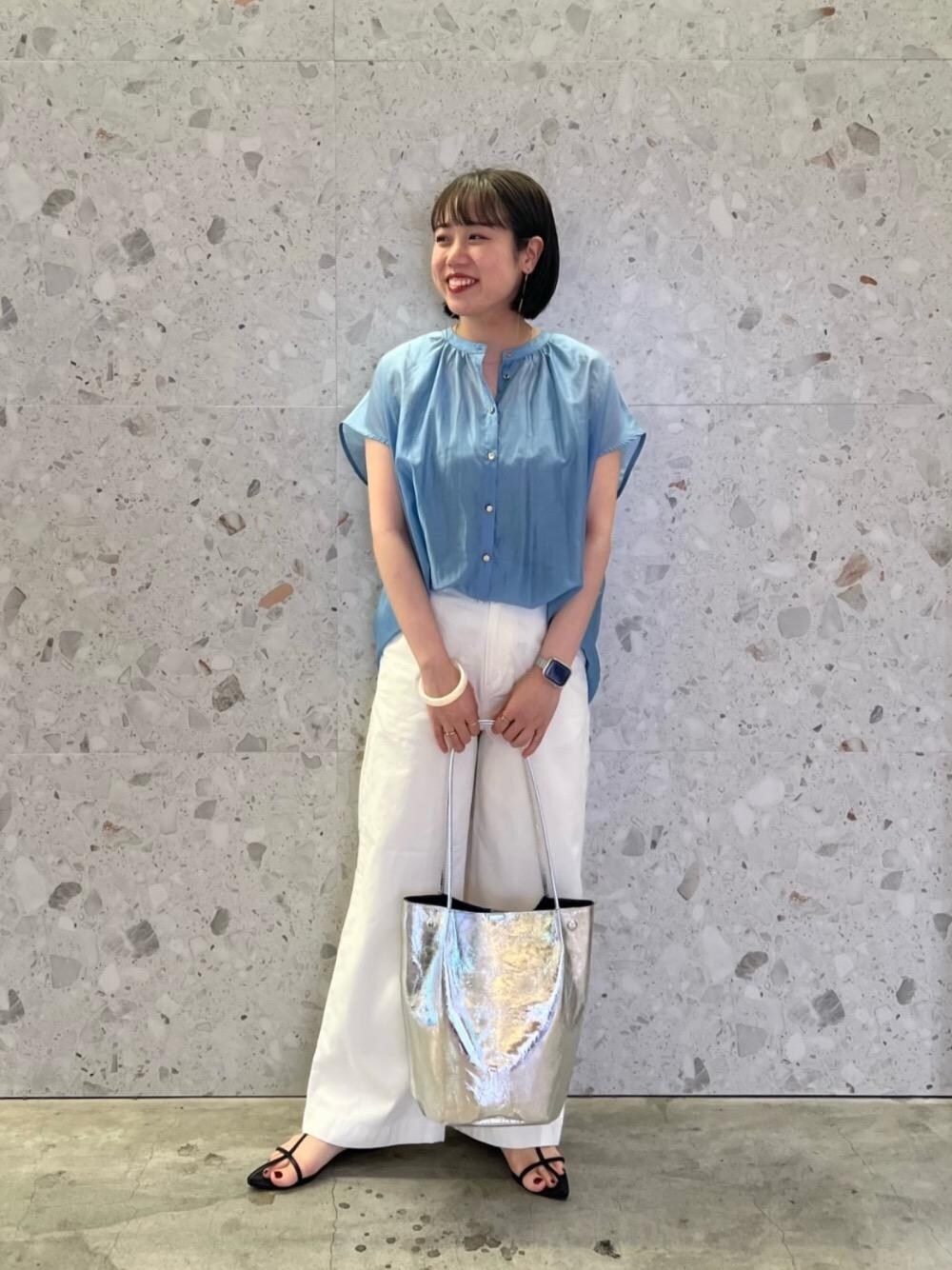 シルバー系のトートバッグ、グレー系のタンクトップ、ホワイト系のバングル/リストバンドを着用したレディースの夏コーディネートの1枚目の写真