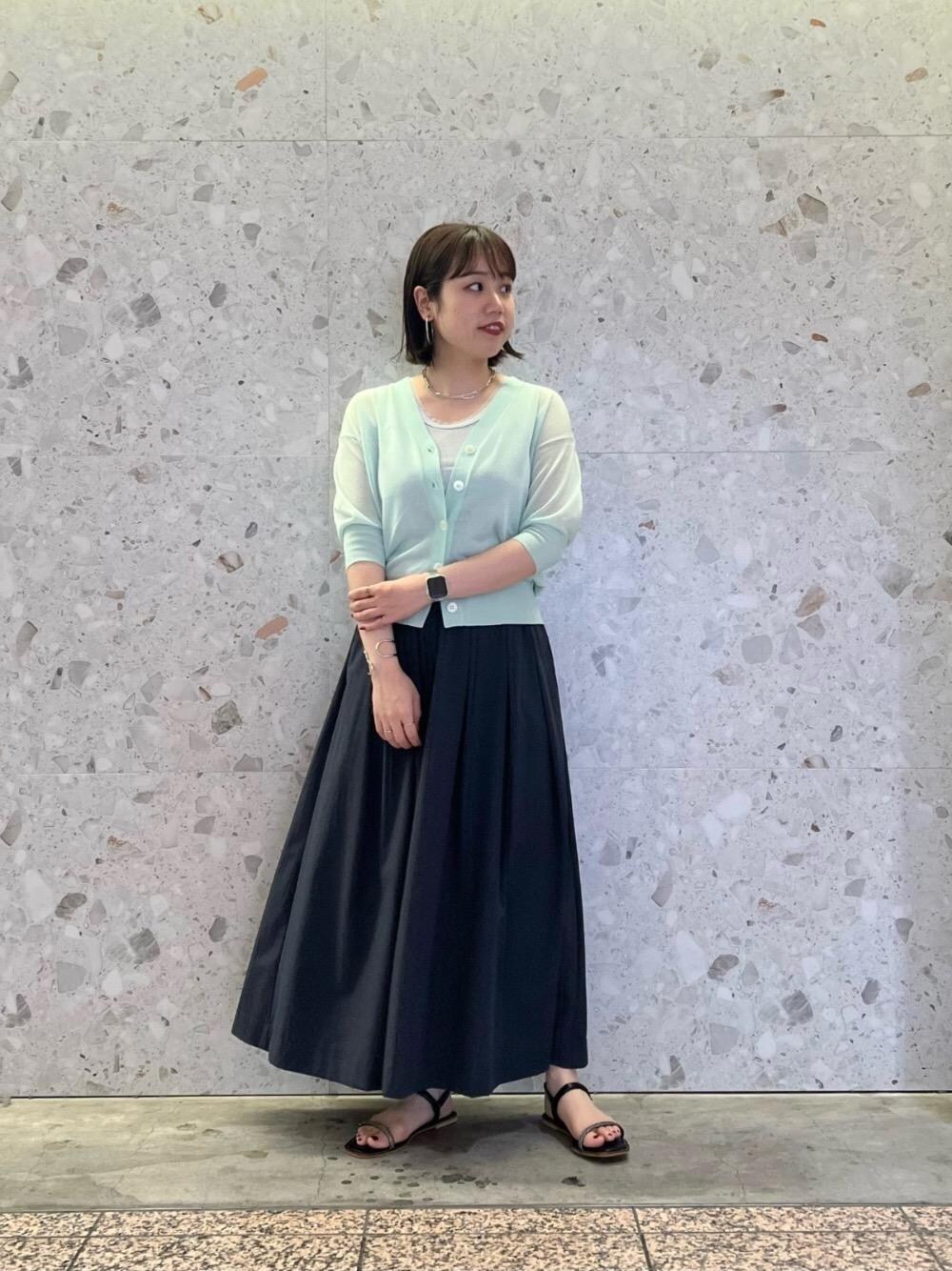 ブラック系のサンダル、グリーン系のカーディガン/ボレロを着用したレディースの夏コーディネートの1枚目の写真