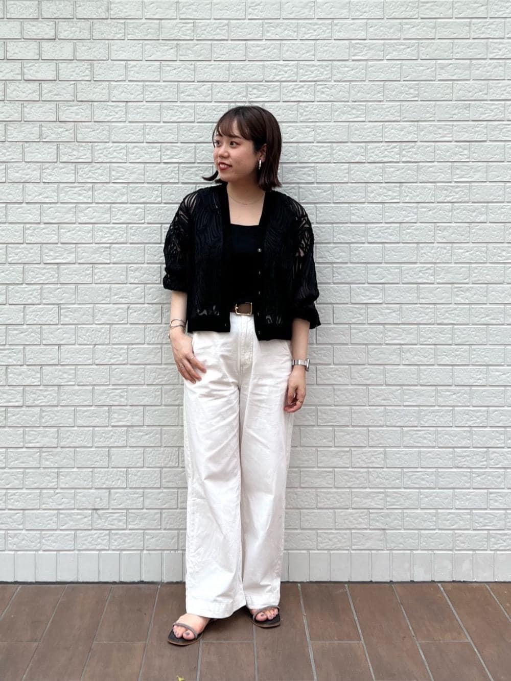ブラック系のサンダル、ホワイト系のデニムパンツ、ブラック系のカーディガン/ボレロを着用したレディースの夏コーディネートの1枚目の写真