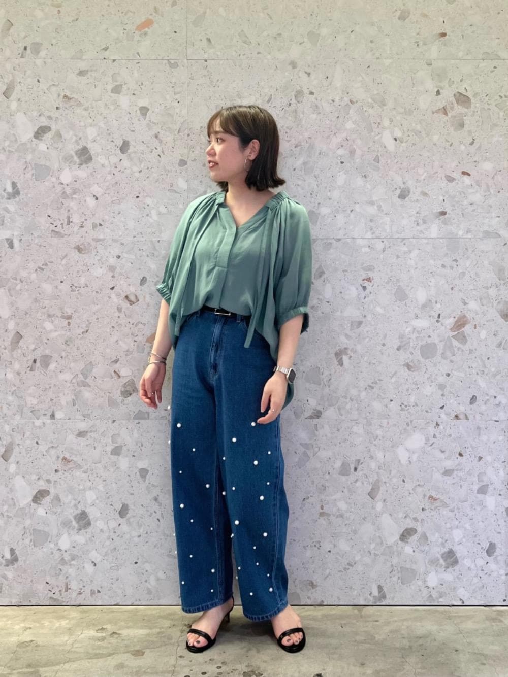 ブラック系のサンダル、ブルー系のデニムパンツ、グリーン系のシャツ/ブラウスを着用したレディースの夏コーディネートの1枚目の写真