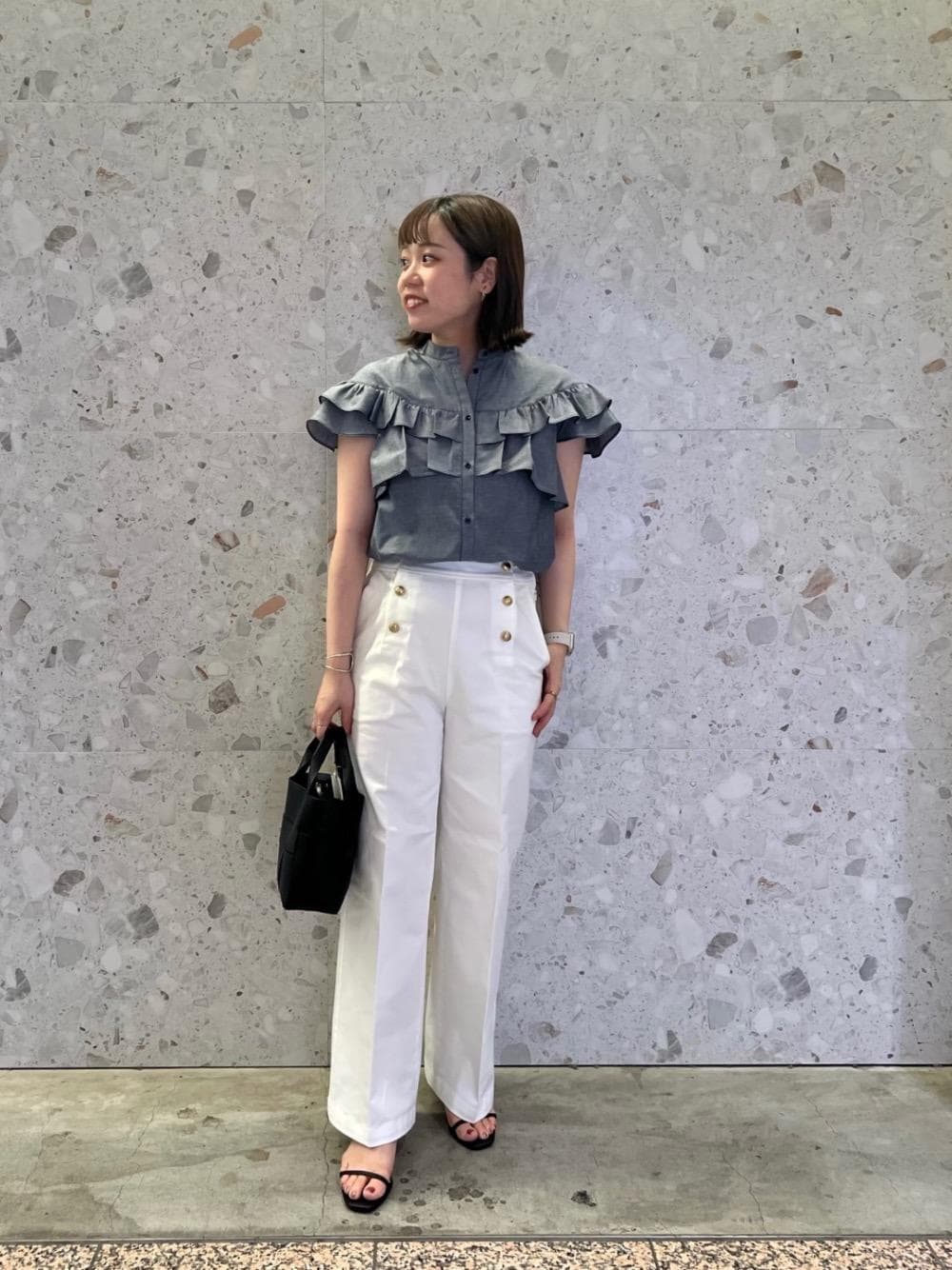 ホワイト系のその他パンツ、ブルー系のシャツ/ブラウス、ブラック系のトートバッグを着用したレディースの夏コーディネートの1枚目の写真