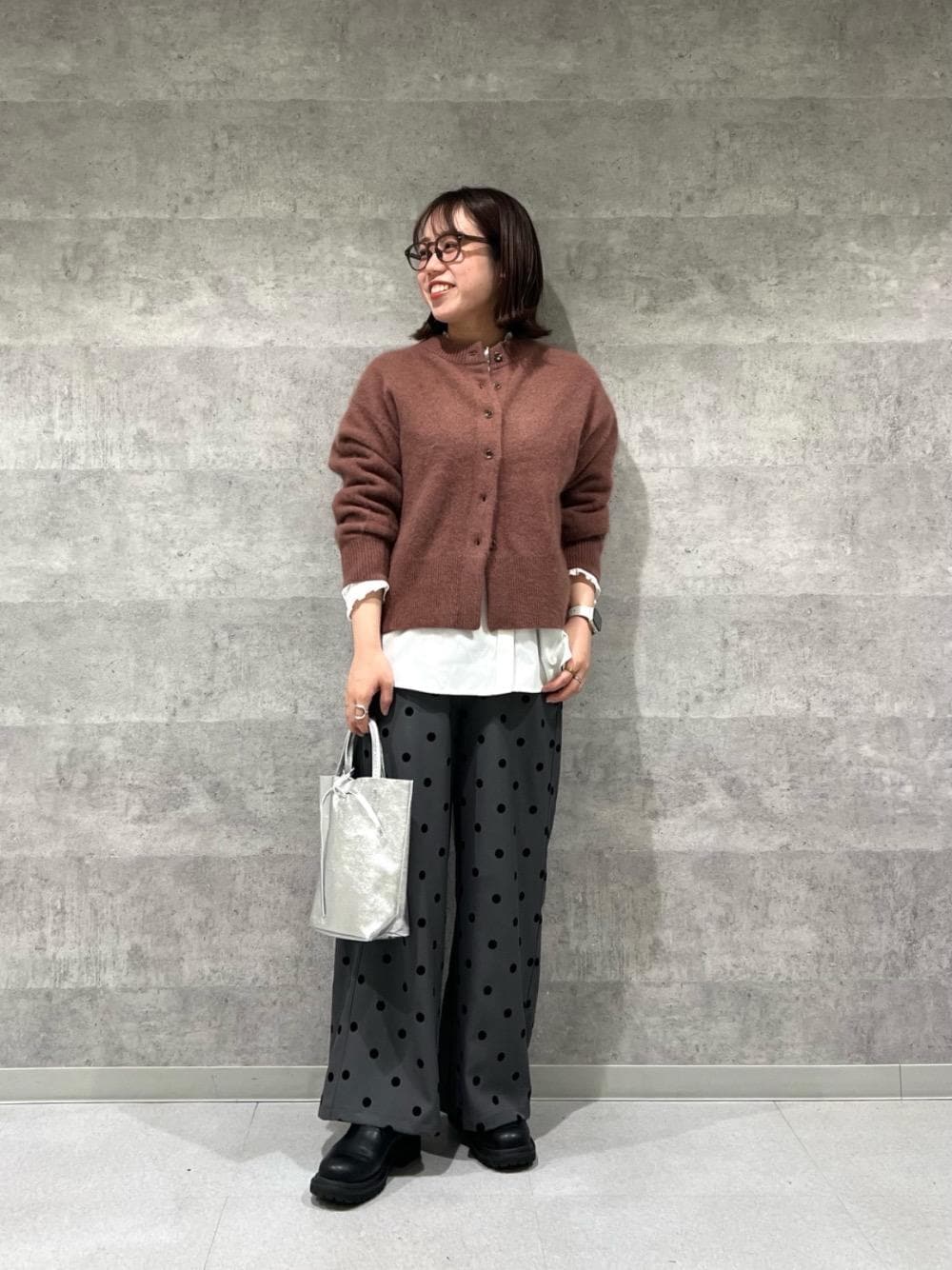 ホワイト系のシャツ/ブラウス、ピンク系のカーディガン/ボレロ、グレー系のその他パンツを着用したレディースの冬コーディネートの1枚目の写真