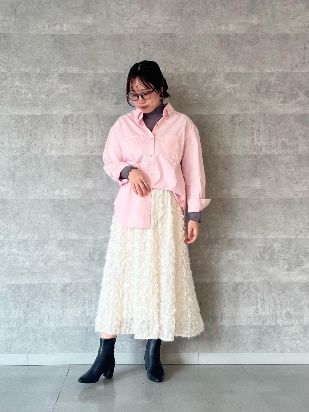 グレー系のTシャツ/カットソー、ピンク系のシャツ/ブラウス、ブラック系のスカートを着用したレディースの冬コーディネートの1枚目の写真