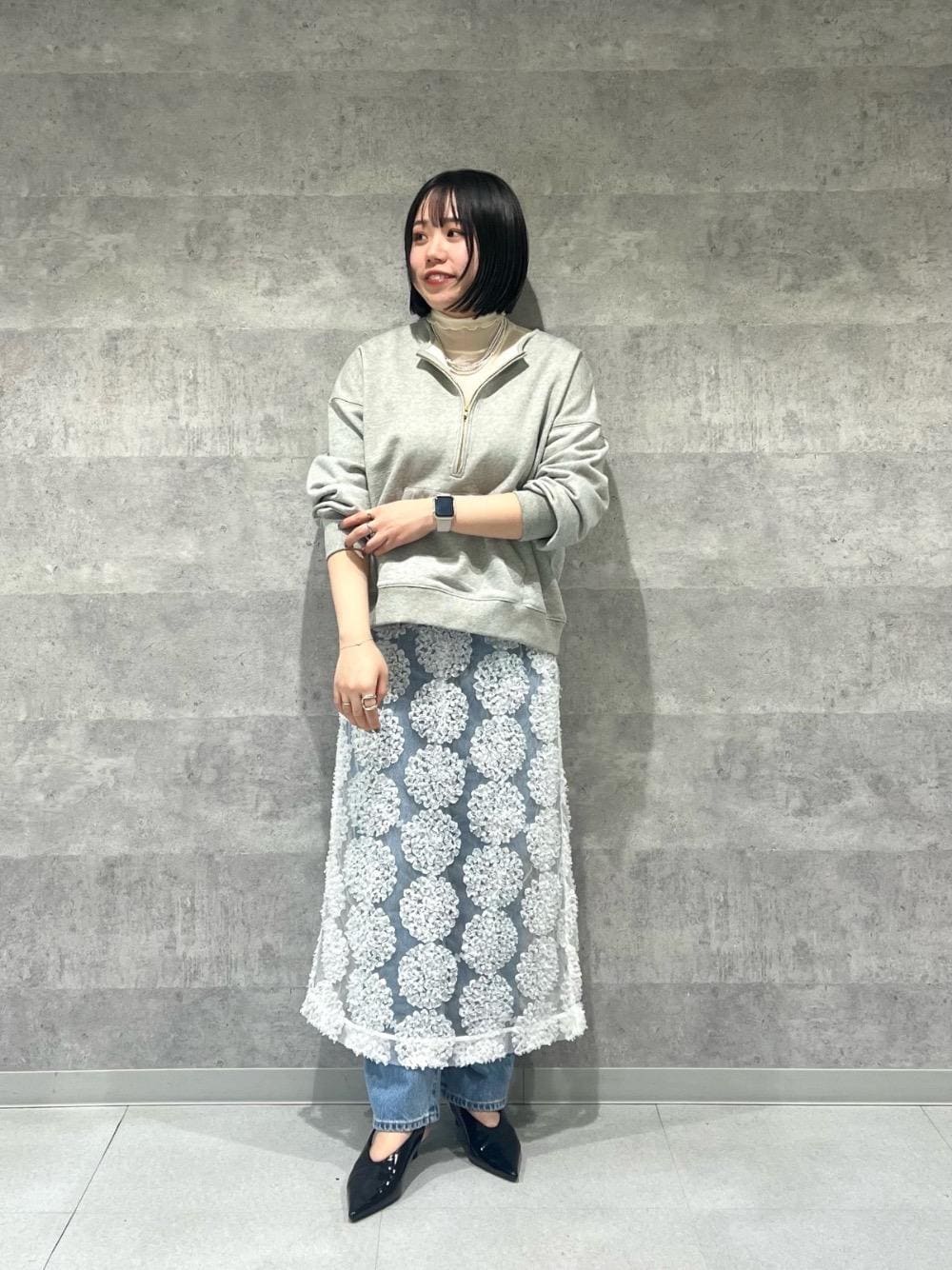 ホワイト系のTシャツ/カットソー、ブルー系のデニムパンツを着用したレディースの冬コーディネートの1枚目の写真