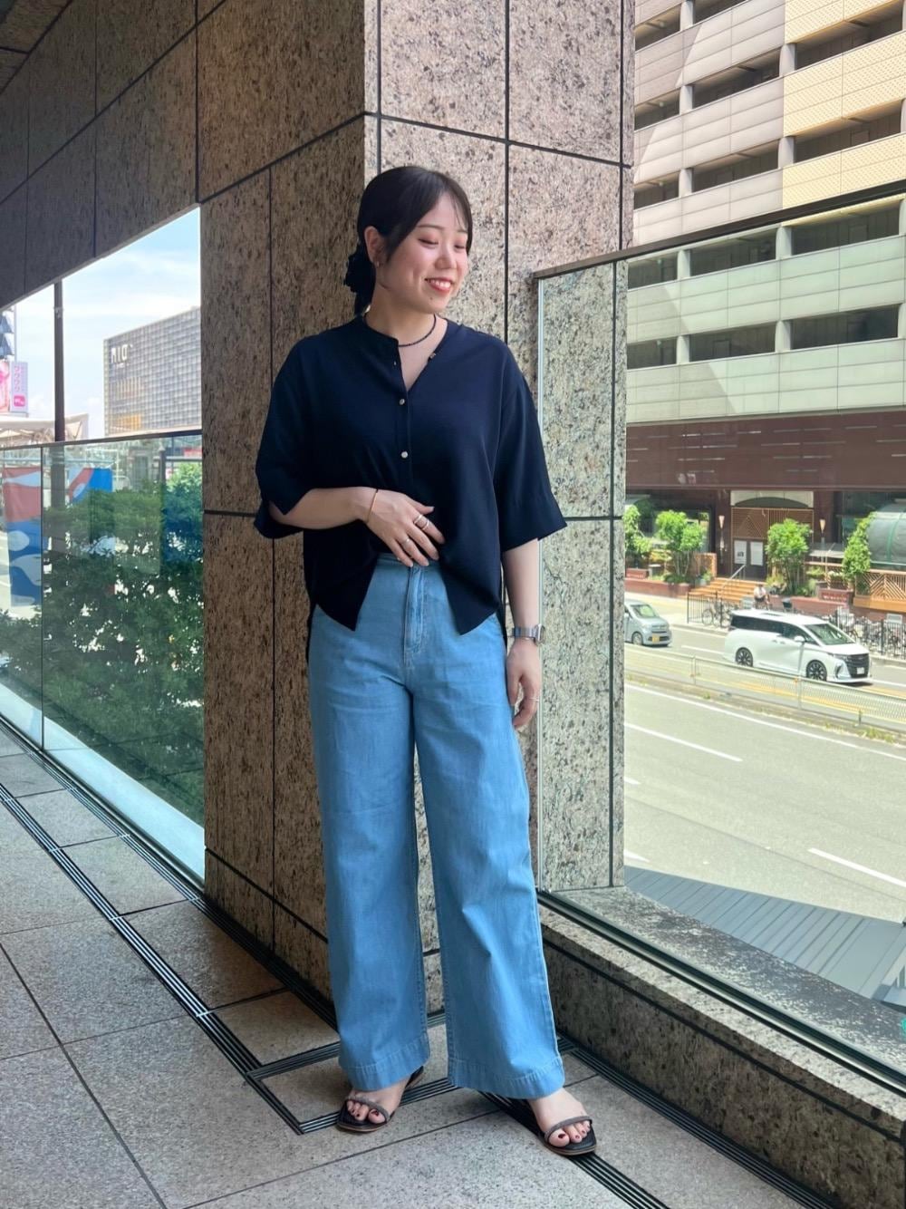 ブルー系のデニムパンツ、ブルー系のシャツ/ブラウス、ブラック系のベルトを着用したレディースの夏コーディネートの1枚目の写真