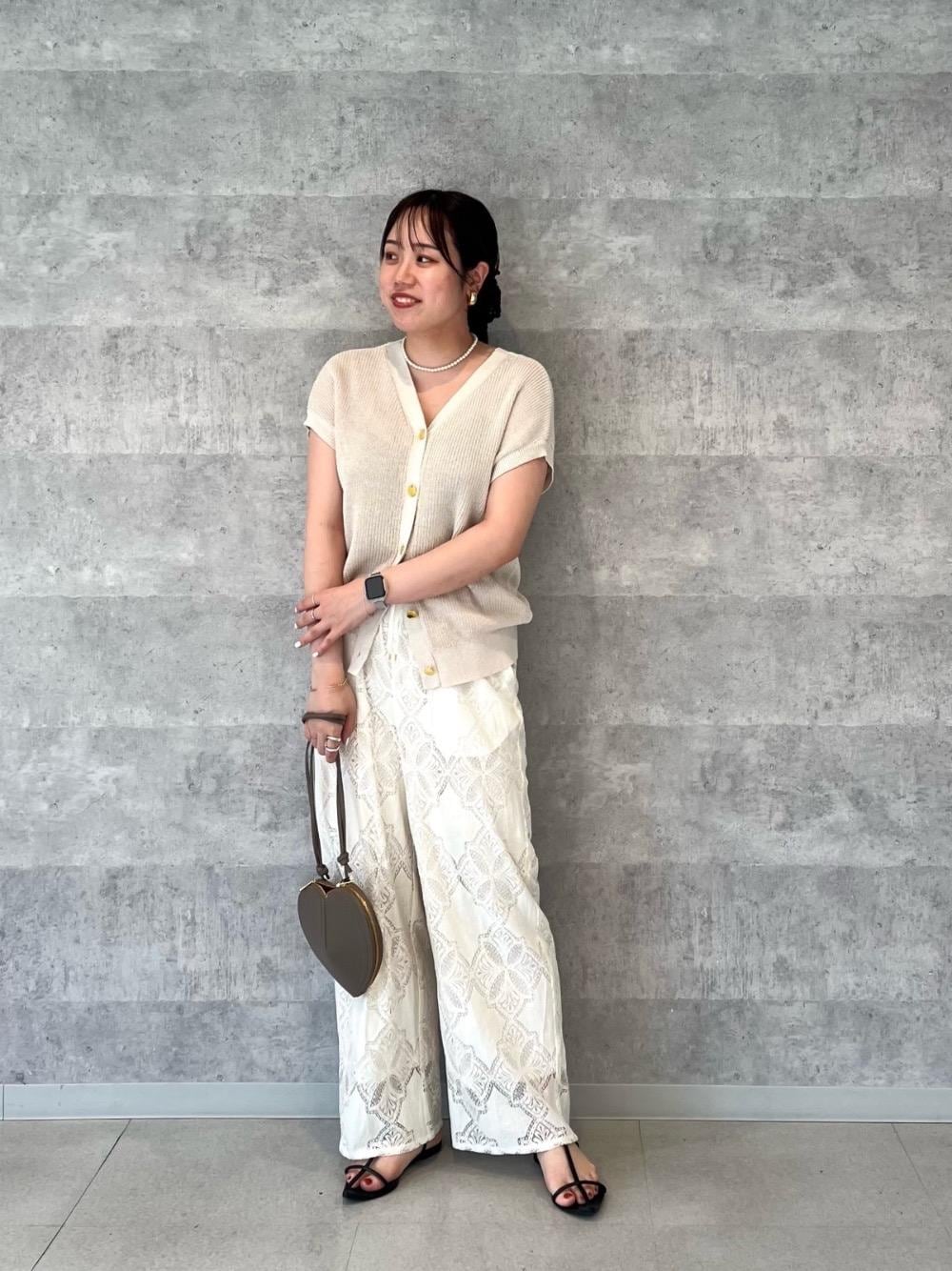 ブラウン系のショルダーバッグ、ホワイト系のその他パンツ、ベージュ系のニット/セーターを着用したレディースの夏コーディネートの1枚目の写真