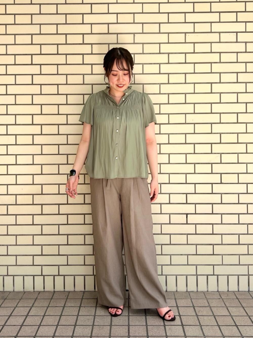 ブラウン系のその他パンツ、グリーン系のシャツ/ブラウスを着用したレディースの夏コーディネートの1枚目の写真