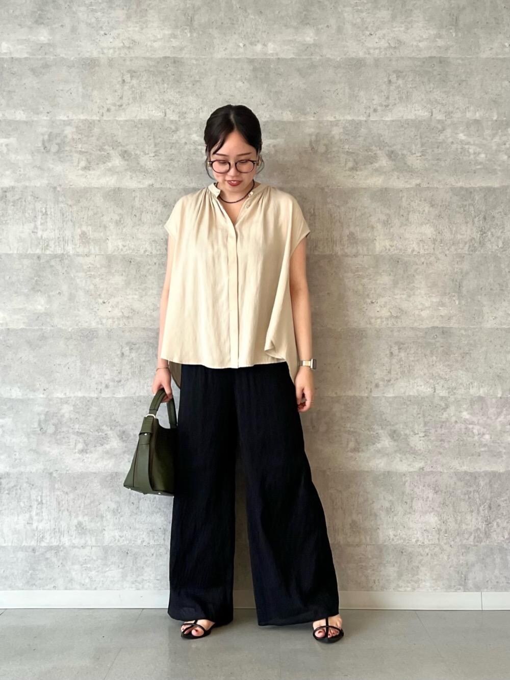 ベージュ系のシャツ/ブラウス、ブラック系のその他パンツを着用したレディースの夏コーディネートの1枚目の写真