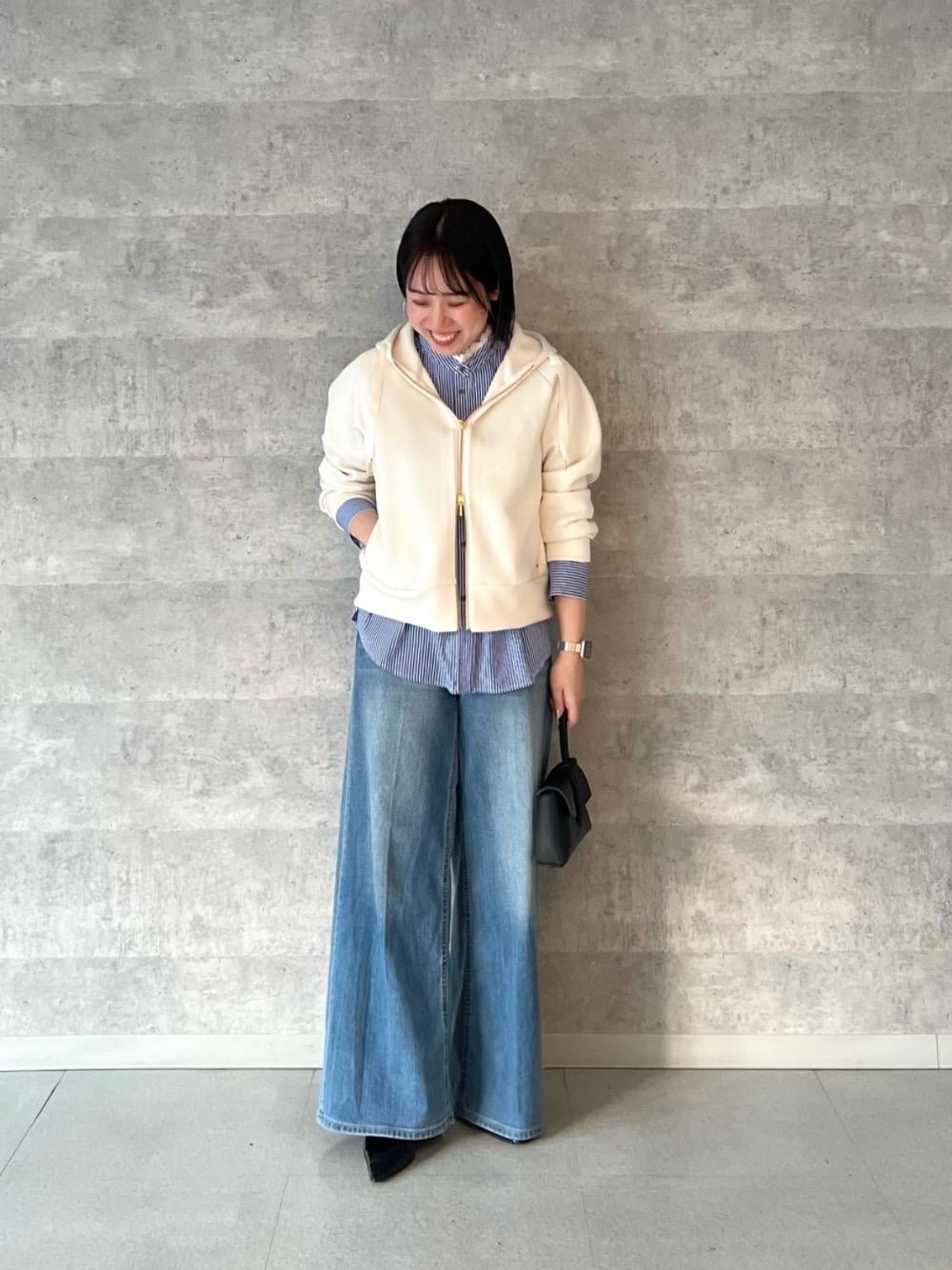 ブラック系のショルダーバッグ、ブルー系のシャツ/ブラウスを着用したレディースの冬コーディネートの1枚目の写真