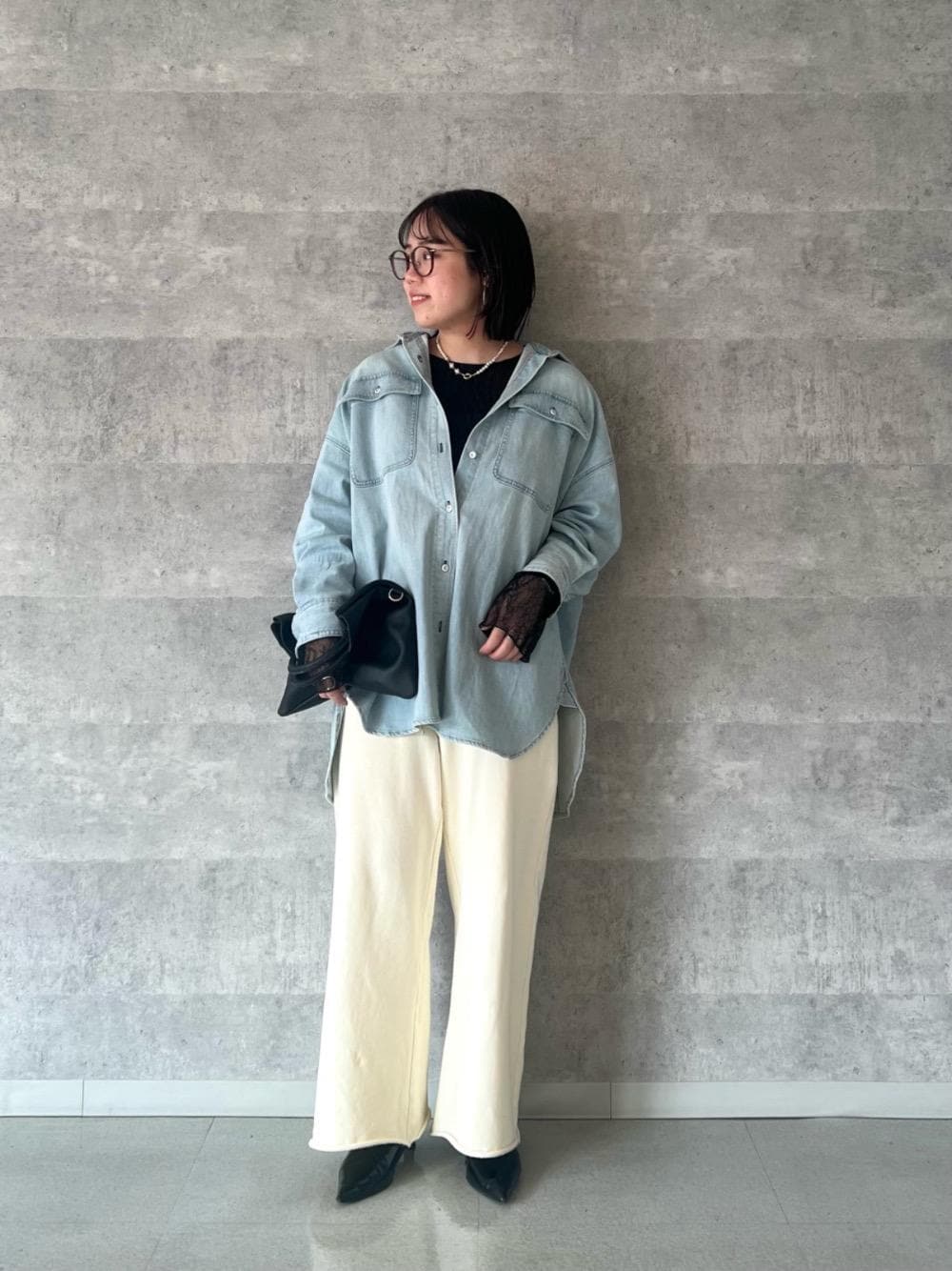 ホワイト系のスウェットパンツ、ブルー系のシャツ/ブラウス、ホワイト系のネックレスを着用したレディースの冬コーディネートの1枚目の写真