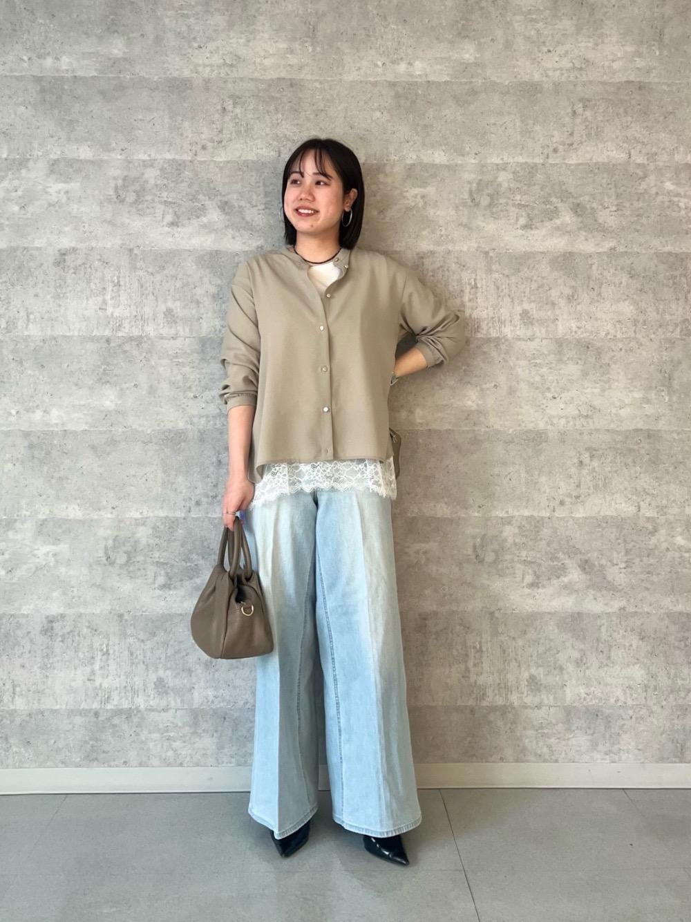 ブルー系のデニムパンツ、ブラウン系のショルダーバッグ、グリーン系のシャツ/ブラウスを着用したレディースの冬コーディネートの1枚目の写真