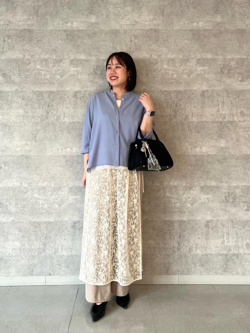 ブルー系のショルダーバッグ、ブルー系のシャツ/ブラウス、ブラック系のトートバッグを着用したレディースの冬コーディネートの1枚目の写真