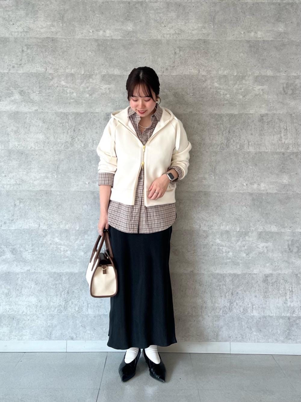 ピンク系のシャツ/ブラウス、ブラウン系のトートバッグ、ホワイト系のパーカーを着用したレディースの春コーディネートの1枚目の写真