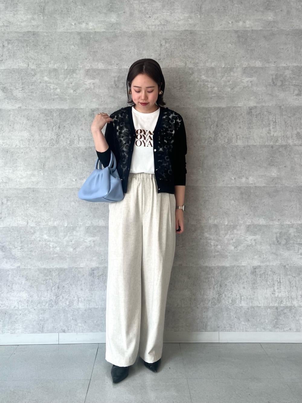 ブラック系のカーディガン/ボレロ、ブルー系のショルダーバッグ、ホワイト系のTシャツ/カットソーを着用したレディースの春コーディネートの1枚目の写真