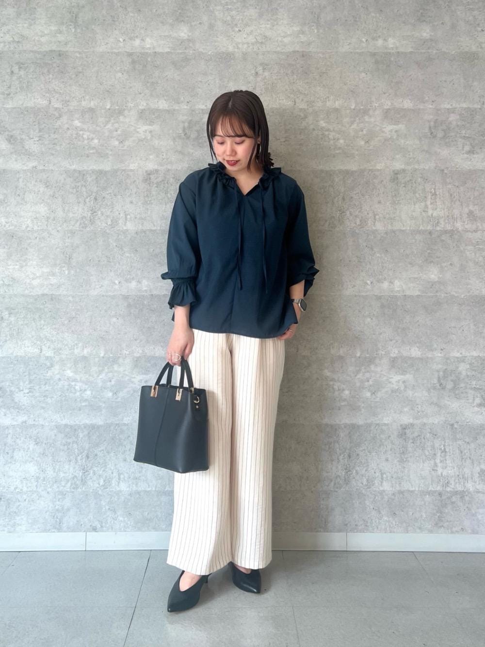 ブラック系のパンプス、ブラック系のトートバッグ、ホワイト系のその他パンツを着用したレディースの春コーディネートの1枚目の写真