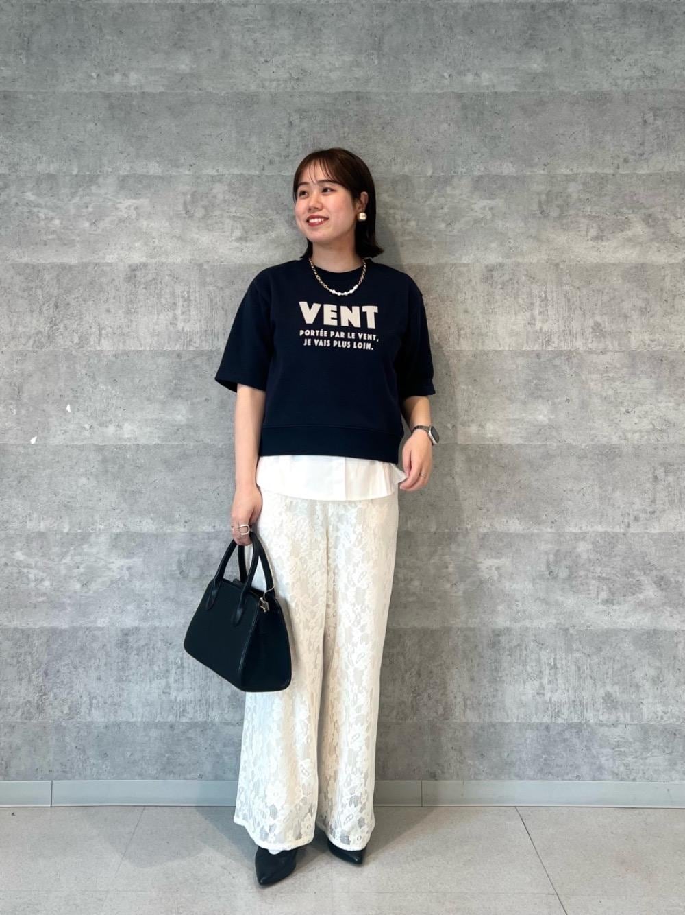 その他のタンクトップ、ブラック系のパンプス、ブラック系のトートバッグを着用したレディースの春コーディネートの1枚目の写真