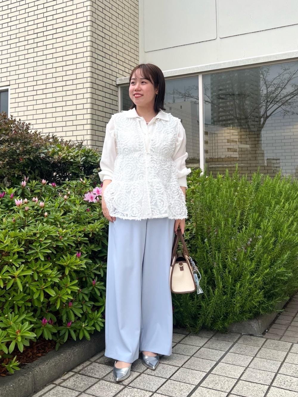 ブルー系のショルダーバッグ、ブラウン系のトートバッグ、ブルー系のその他パンツを着用したレディースの春コーディネートの1枚目の写真