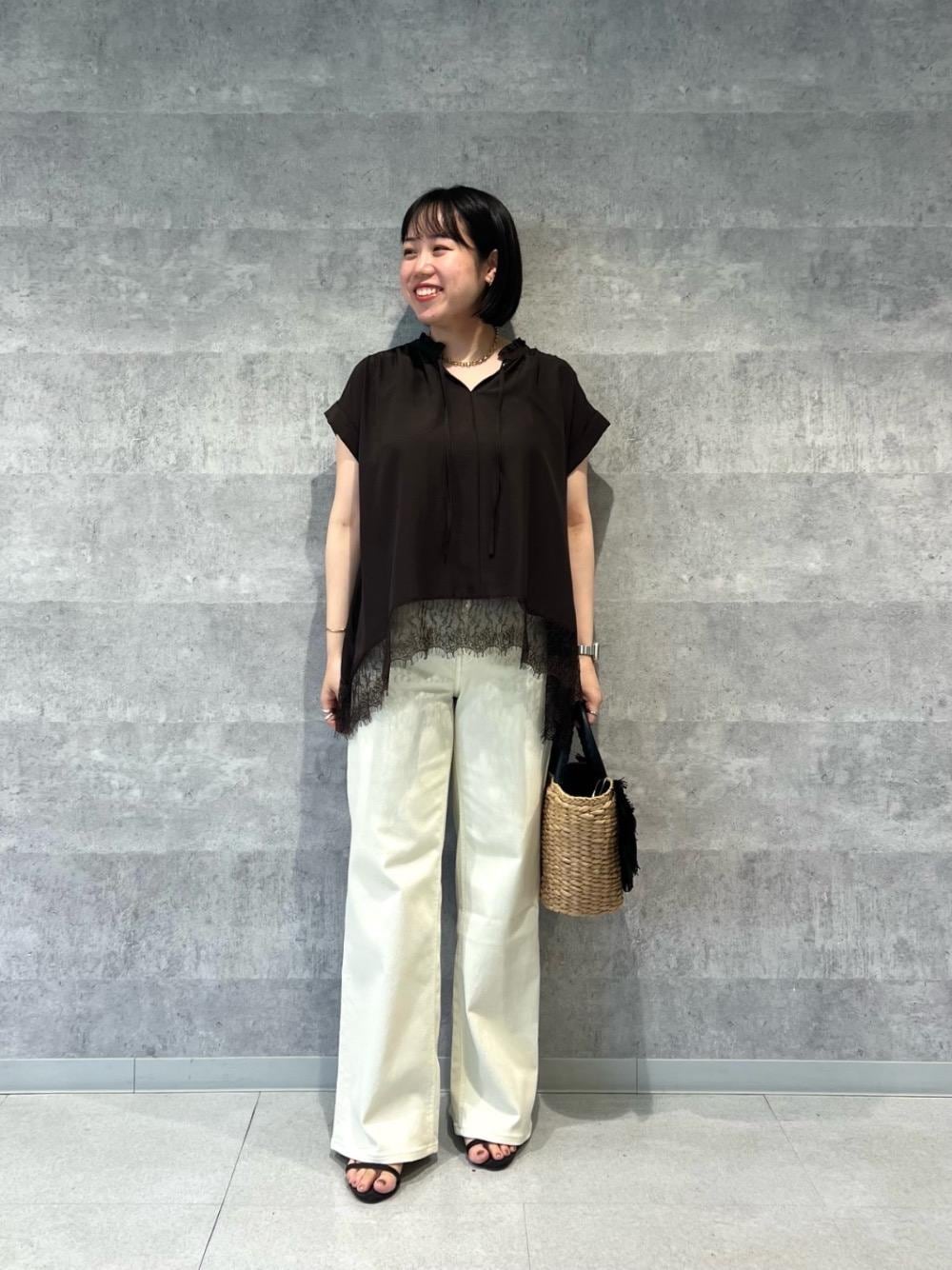 ブラック系のトートバッグ、ベージュ系のその他パンツ、ゴールド系のネックレスを着用したレディースの夏コーディネートの1枚目の写真