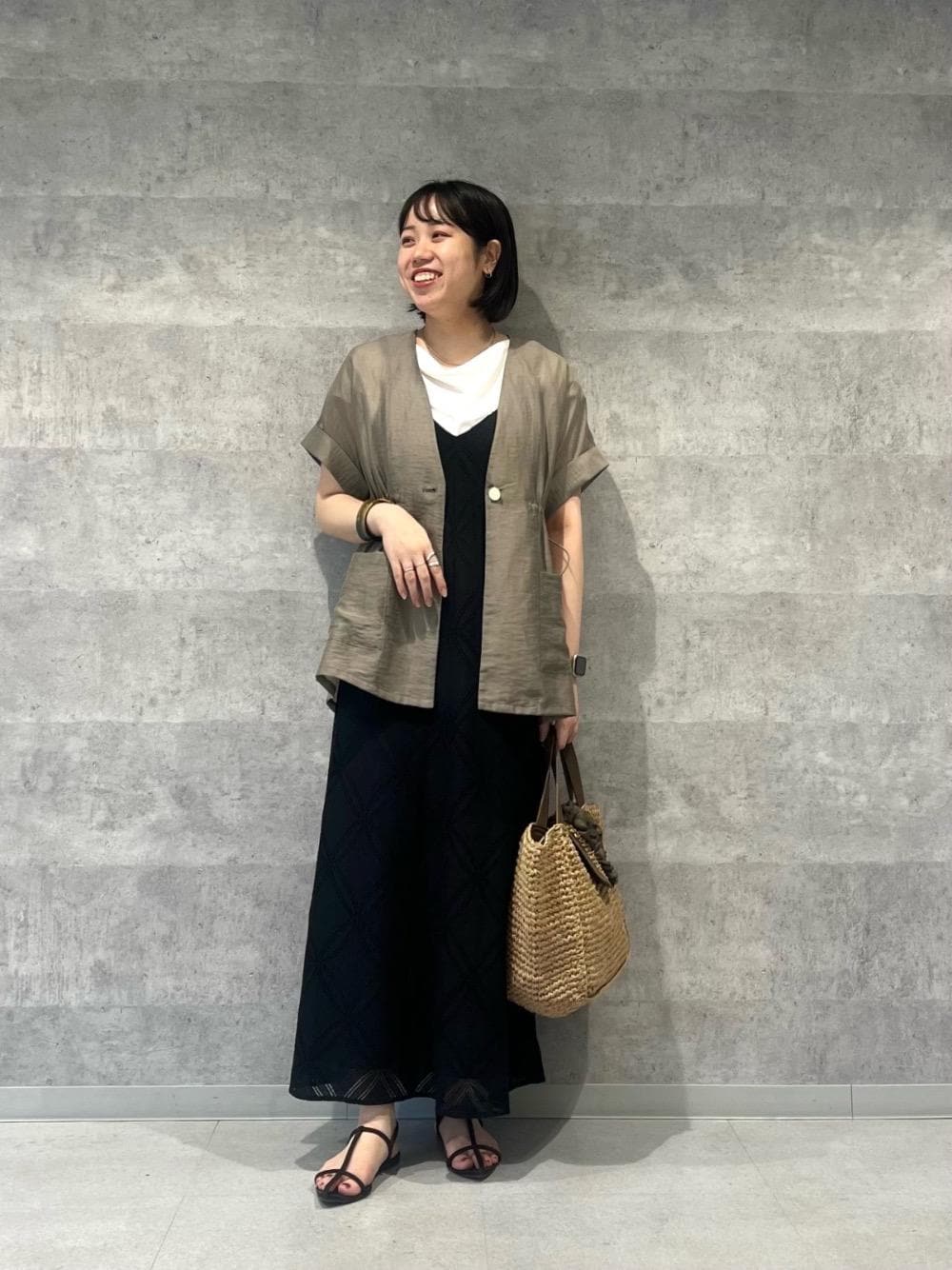 ブラック系のワンピース、ブラウン系のノーカラージャケット、ホワイト系のTシャツ/カットソーを着用したレディースの夏コーディネートの1枚目の写真