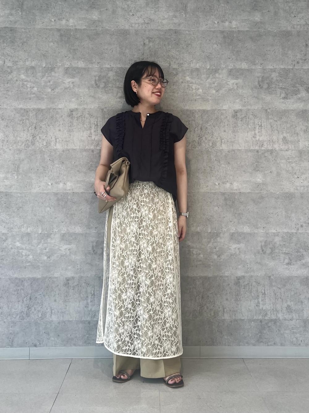 ベージュ系のその他パンツ、グレー系のシャツ/ブラウス、ベージュ系のハンドバッグを着用したレディースの夏コーディネートの1枚目の写真