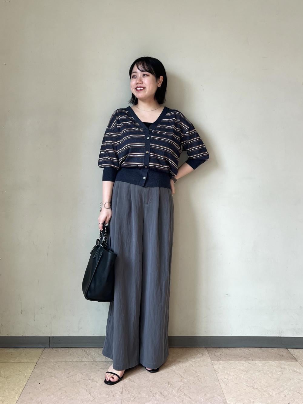 グレー系のその他パンツ、ブルー系のカーディガン/ボレロ、ブラック系のトートバッグを着用したレディースの夏コーディネートの1枚目の写真