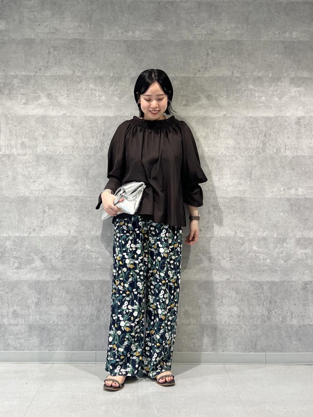 シルバー系のハンドバッグ、ブルー系のその他パンツ、ブラウン系のシャツ/ブラウスを着用したレディースの秋コーディネートの1枚目の写真
