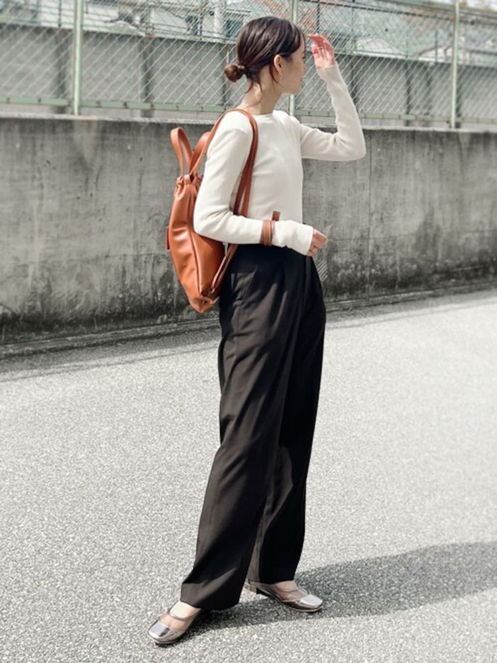 ブラウン系のバックパック/リュック、その他のパンプスを着用したレディースの春コーディネートの1枚目の写真