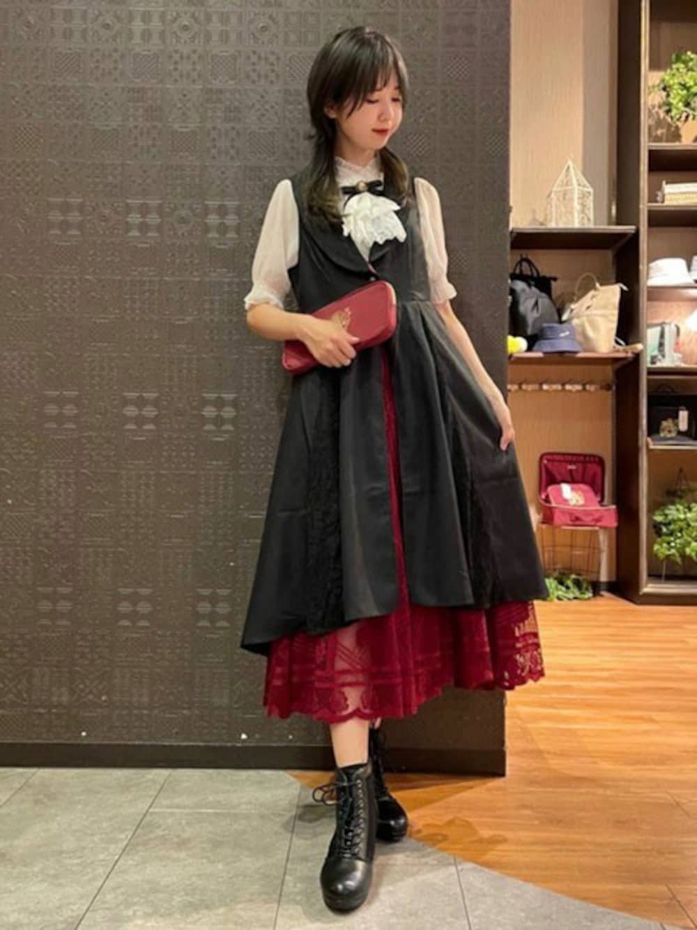 「ブラウス、黒、エレガント、axes femme、大人かわいい、黒赤、エレガントコーデ、高身長コーデ、axes femmeコーデ、フェミニンエレガンス」｜「axes femmeのカメオ×ジャボブローチ付ブラウス（シャツ/ブラウス、ホワイト系）」を使った、axes femmeさん（レディース・161cm）の夏コーディネートの1枚目の写真