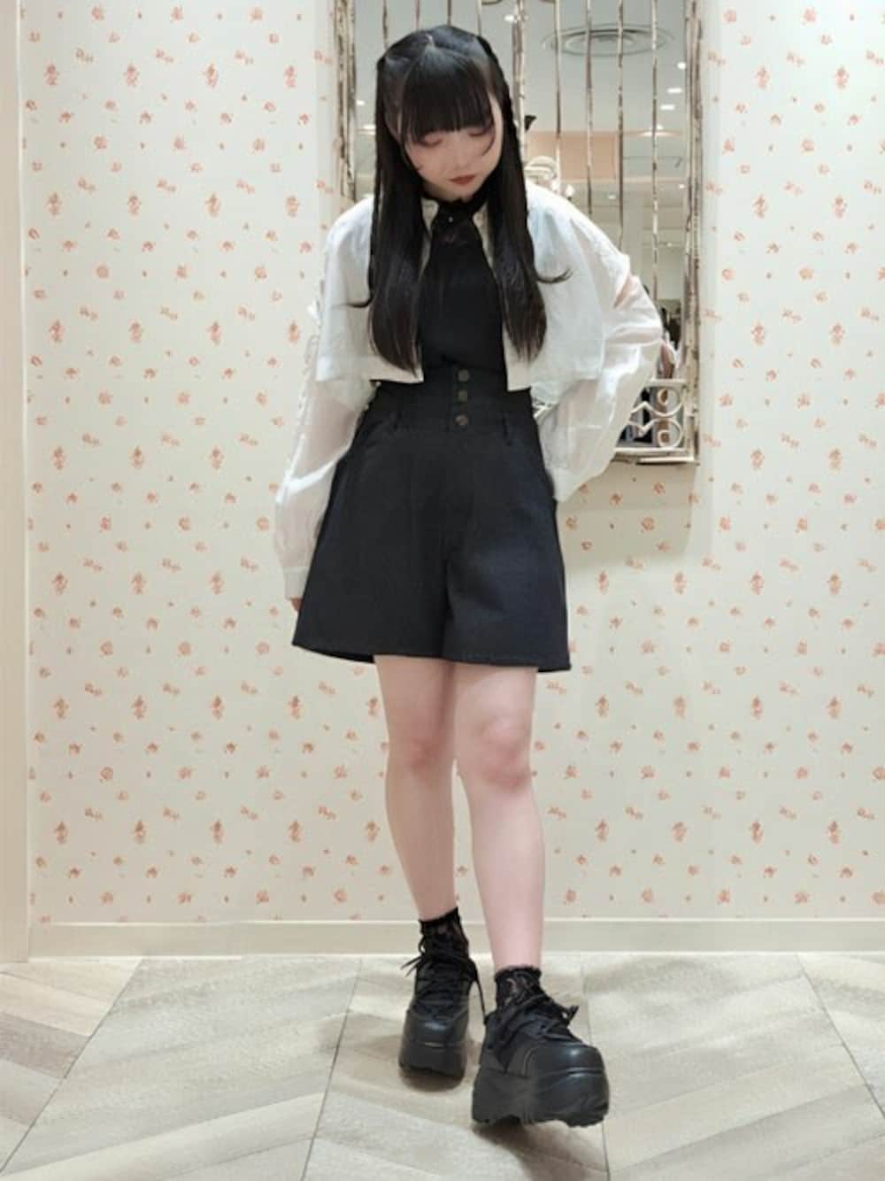 「カジュアル、ショートパンツ、モノトーン、シアーシャツ、モノトーンコーデ、厚底スニーカー、カジュアルコーデ、axes femme、ショート丈トップス、axes femme POETIQUE」｜「axes femme POETIQUEのギミックデザインシアーシャツ（シャツ/ブラウス、ホワイト系）」を使った、axes femmeさん（レディース・148cm）の夏コーディネートの1枚目の写真