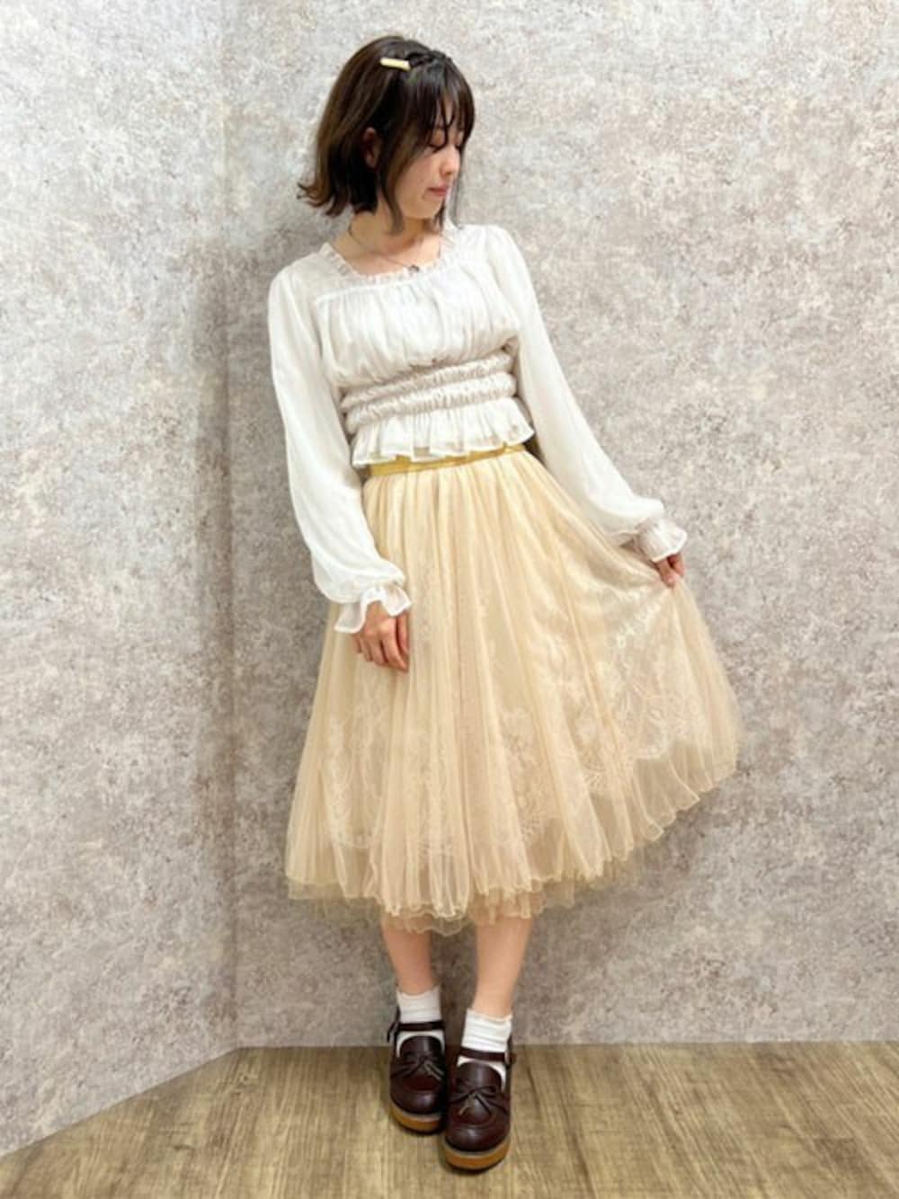 「イエロー、チュールスカート、参戦服、イエローコーデ、axes femme、axes femme POETIQUE、推し色コーデ、axes femmeコーデ、推し活、推し活コーデ」｜「axes femme POETIQUEのシアーギャザーブラウス（シャツ/ブラウス、ホワイト系）」を使った、axes femmeさん（レディース・161cm）の秋コーディネートの1枚目の写真