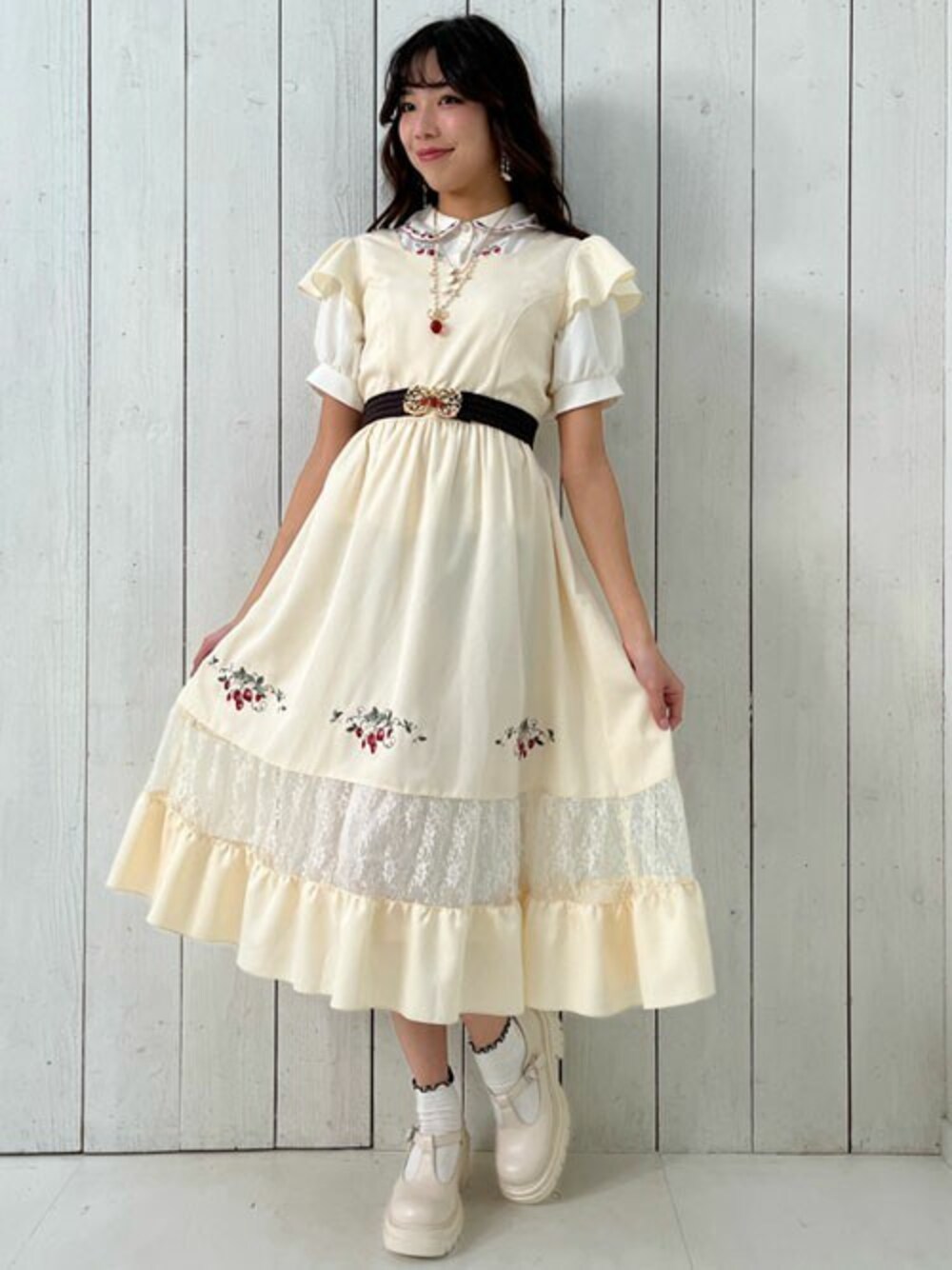 「ガーリー、春、春コーデ、いちご、axes femme、ガーリーコーデ、axesfemme、axes femme POETIQUE、高身長コーデ、骨格ナチュラル」｜「axes femme POETIQUEのストロベリー刺繍ブラウス（シャツ/ブラウス、ホワイト系）」を使った、axes femmeさん（レディース・167cm）の春コーディネートの1枚目の写真