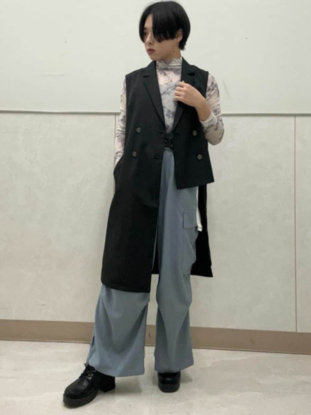 「カーゴパンツ、ジレ、透け感、axes femme、アシメ、モードカジュアル、ジレスタイル、axesfemme、レディース男子、シアートップス」｜「axes femmeのアシンメトリージレ（ベスト、ブラック系）」を使った、axes femmeさん（メンズ・162cm）の春コーディネートの1枚目の写真