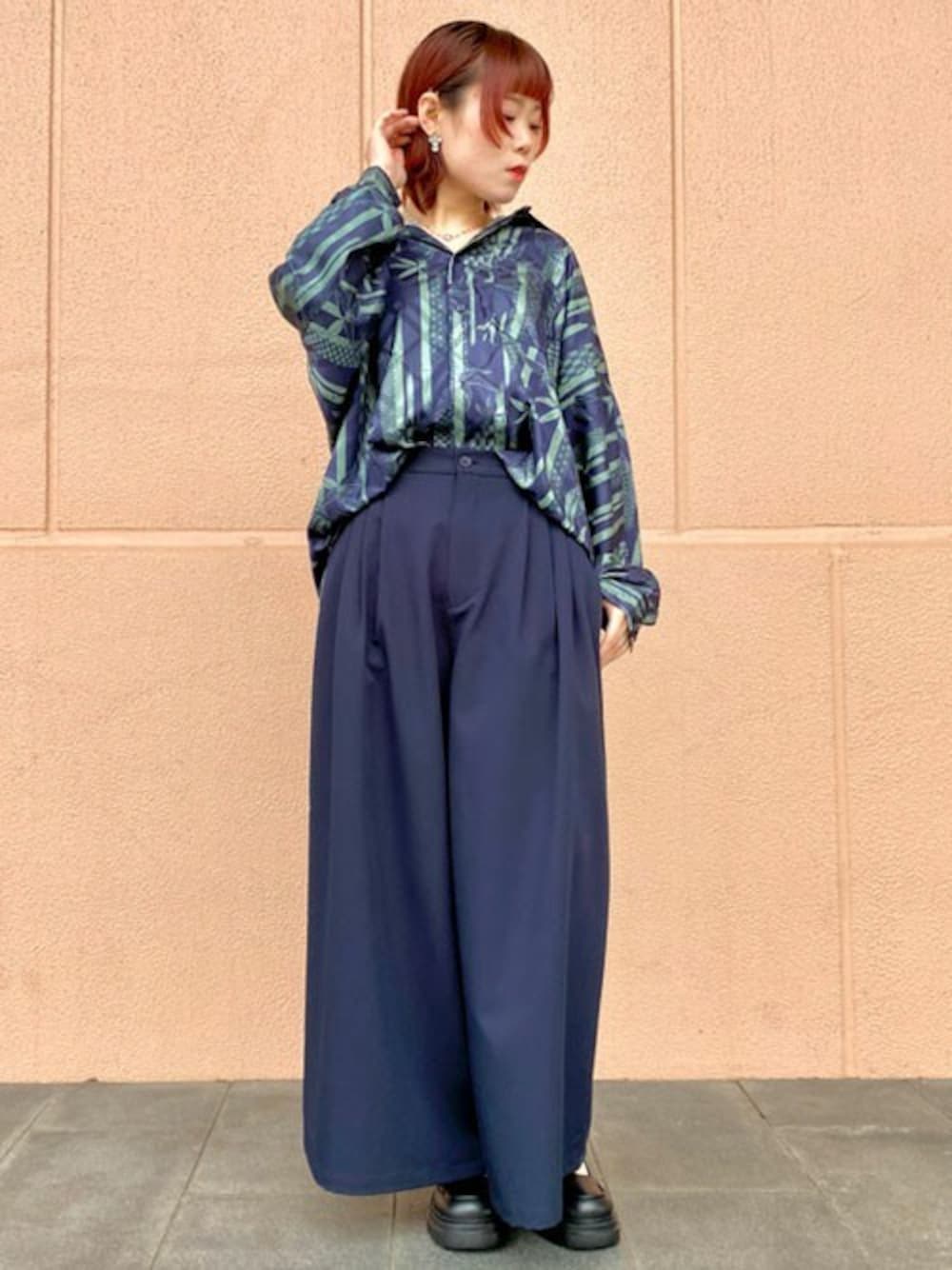 「柄シャツ、ユニセックス、axes femme、和風、和柄、axesfemme、メンズアイテム、メンズライクコーデ、和柄シャツ、AXES-X」｜「AXES-Xの竹林プリントドルマン長袖シャツ（シャツ/ブラウス、ブルー系）」を使った、axes femmeさん（レディース・160cm）の春コーディネートの1枚目の写真
