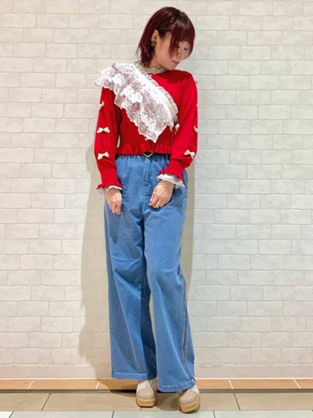 「赤、リボン、デニムパンツ、春夏コーデ、付け襟、axes femme、axesfemme、カーディガンコーデ、2024SSカタログコーデ*axesfemme」｜「axes femmeのプチリボン付カーディガン（カーディガン/ボレロ、レッド系）」を使った、axes femmeさん（レディース・165cm）の春コーディネートの1枚目の写真
