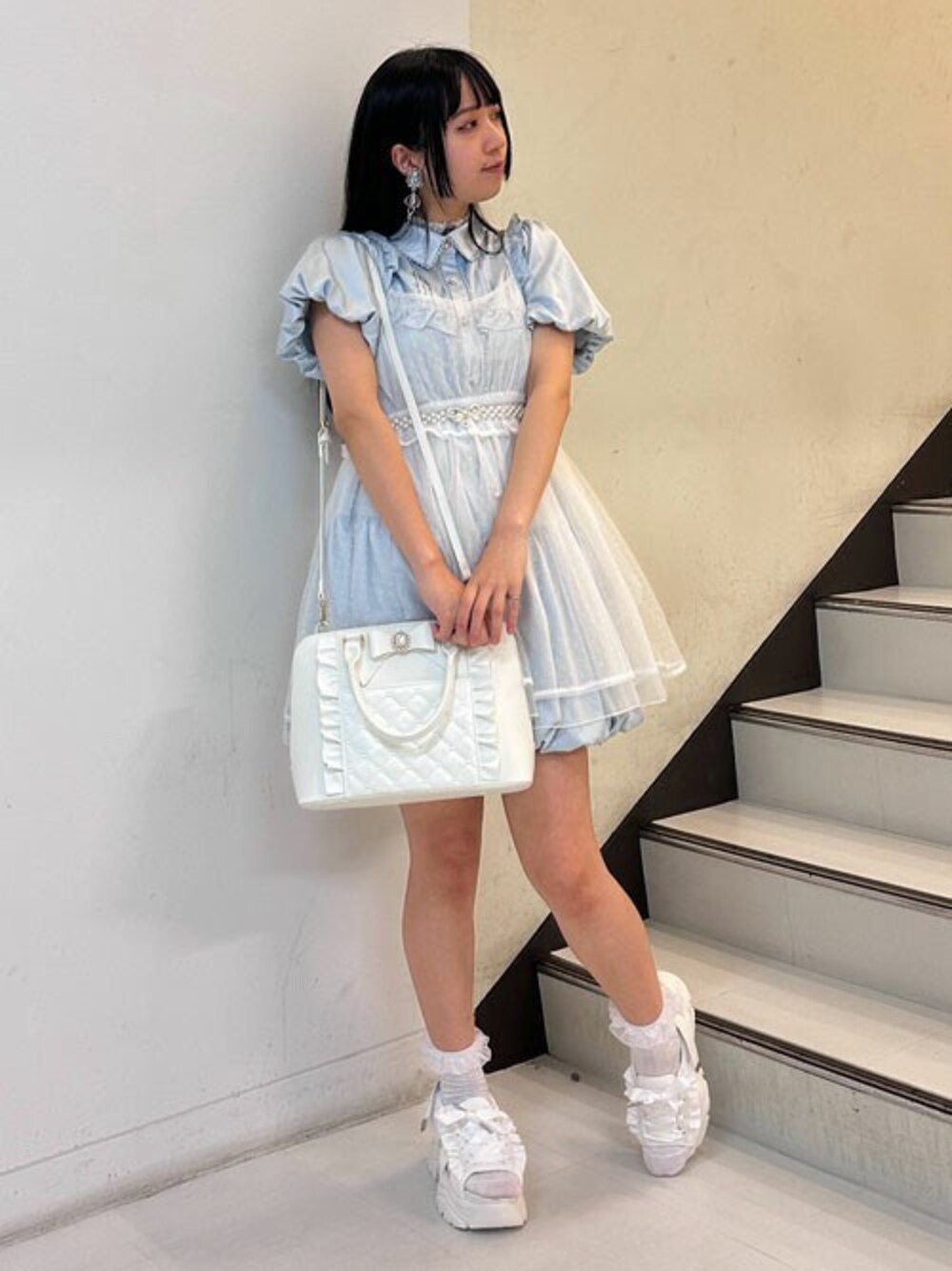 「レイヤードスタイル、axes femme、アクシーズ、axesfemme、axes femme POETIQUE、サテンワンピース、バルーンワンピ、バルーンシルエット、アクシーズファム、バレエコア」｜「axes femme POETIQUEのキャミソール付ラメカットプルオーバー（Tシャツ/カットソー、ピンク系）」を使った、axes femmeさん（レディース・156cm）の春コーディネートの1枚目の写真