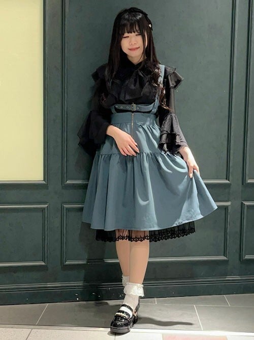 axes femme モチーフ刺繍サス付きスカート、ブラウス コーデ