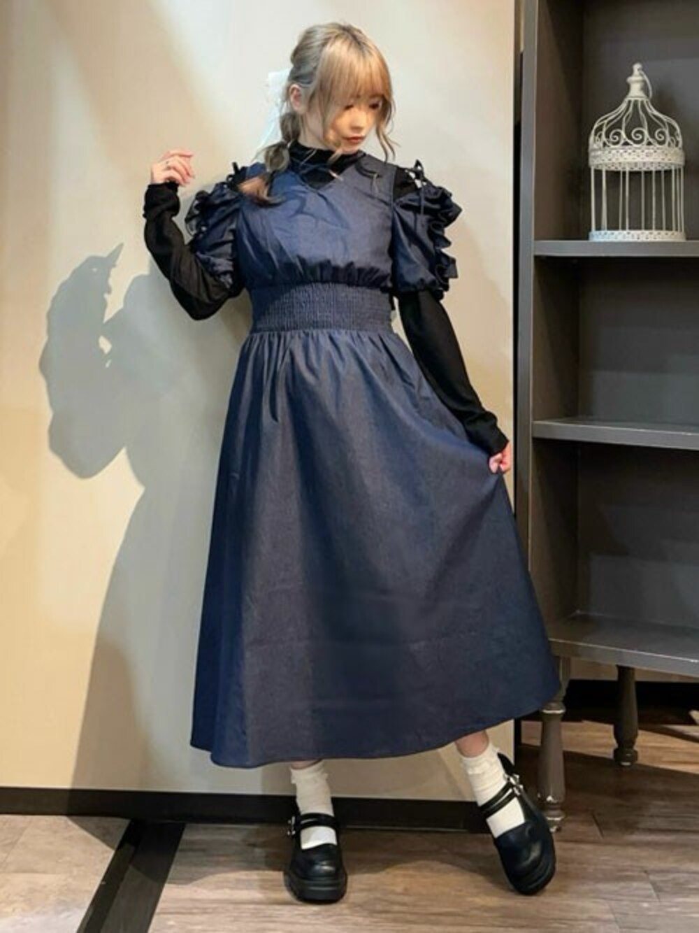 ブルー系のワンピース、ブラック系のTシャツ/カットソー、ブラック系のパンプスを着用したレディースの春コーディネートの1枚目の写真