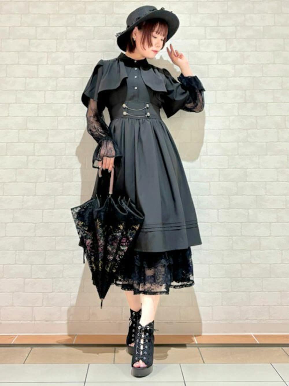 「クラシカル、黒、レース、レイヤードスタイル、傘、夏コーデ、axes femme、アクシーズ、axesfemme、アクシーズファム」｜「axes femmeのチェーン付ハイウエストワンピース（ワンピース、ブラック系）」を使った、axes femmeさん（レディース・165cm）の春コーディネートの1枚目の写真