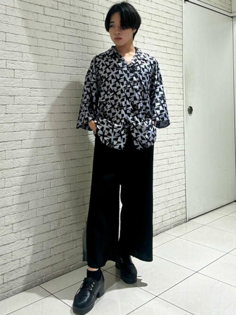 「柄シャツ、メンズ、ワイドパンツ、パンツスタイル、axes femme、和風、和柄、忍者、アクシーズファム、AXES-X」｜「AXES-Xの忍者プリント着物スリーブシャツ（シャツ/ブラウス、グレー系）」を使った、axes femmeさん（メンズ・162cm）の春コーディネートの1枚目の写真