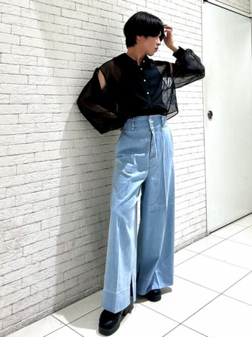 「黒、デニムパンツ、シアーシャツ、axes femme、肩あき、レディースアイテム、カットアウト、レディース男子、アクシーズファム、辛めコーデ」｜「axes femmeの肩開きシアーシャツ（シャツ/ブラウス、ブラック系）」を使った、axes femmeさん（メンズ・162cm）の春コーディネートの1枚目の写真