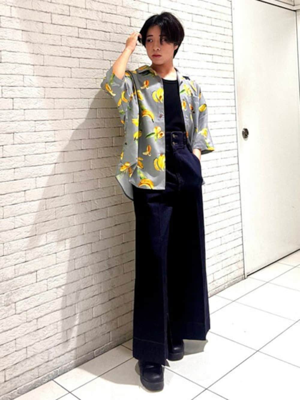 「柄シャツ、バナナ、レトロ、パンツスタイル、夏コーデ、アロハシャツ、フルーツ柄、axes femme、レディースアイテム、AXES-X」｜「AXES-Xのバナナプリントアロハ（シャツ/ブラウス、グレー系）」を使った、axes femmeさん（メンズ・162cm）の春コーディネートの1枚目の写真