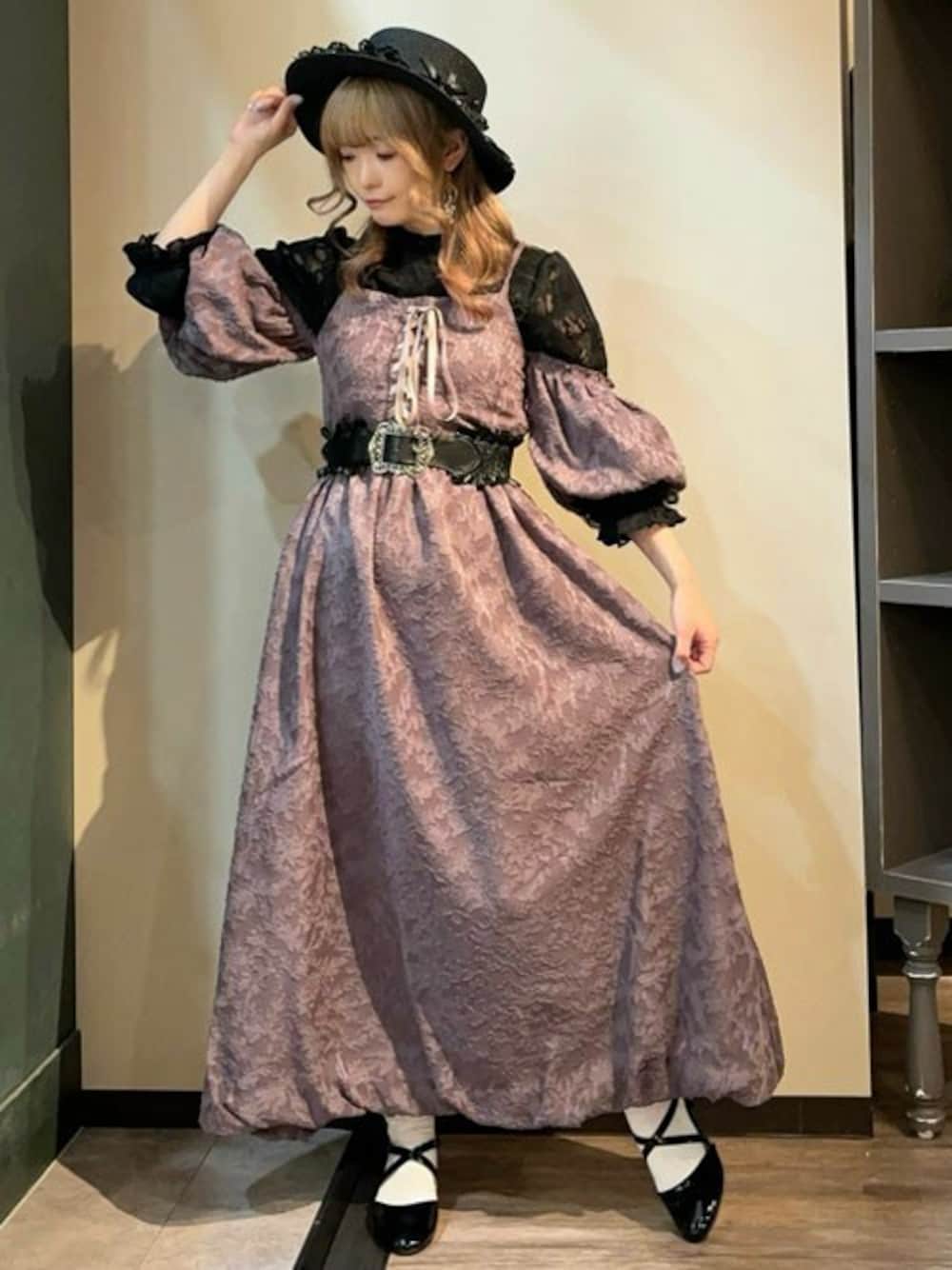 「ジャカード、リボン、夏コーデ、ワンピーススタイル、axes femme、魔女コーデ、パープル×黒、バルーンシルエット、アクシーズファム、骨格ウェーブ」｜「axes femmeの巻き薔薇レース雑材カンカン帽（ハット、ブラック系）」を使った、axes femmeさん（レディース・158cm）の春コーディネートの1枚目の写真