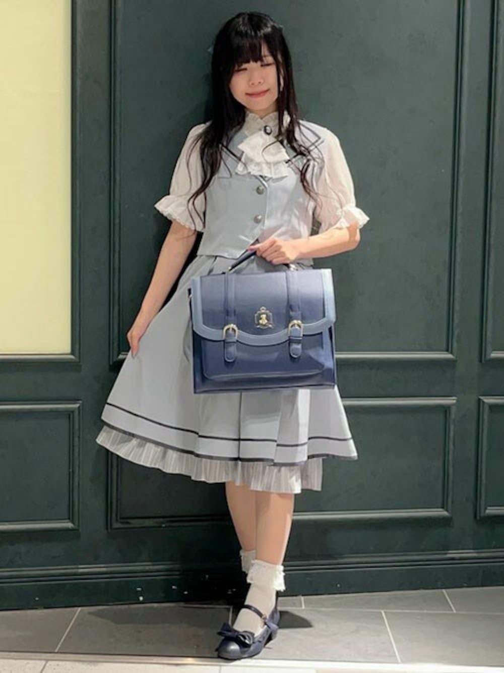 「ブラウス、スカート、クラシカル、ベスト、ガーリー、チェーン、サッチェルバッグ、axes femme、半袖、ジャボ」｜「axes femmeのローズカメオ×ジャボブラウス（シャツ/ブラウス、ホワイト系）」を使った、axes femmeさん（レディース・154cm）の夏コーディネートの1枚目の写真